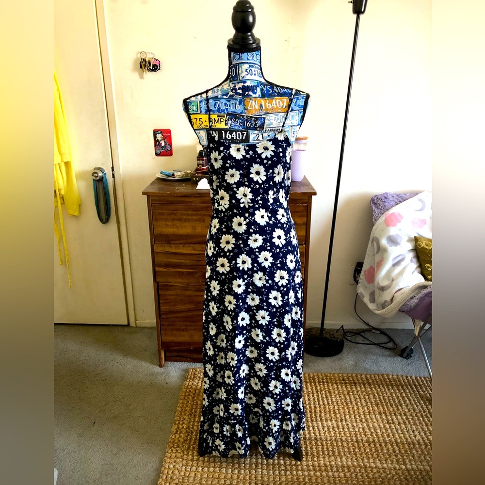 🚨5/$20 Sexy sleeveless blue and flower patterned back out maxi dress